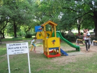 Ротари клуб в Монтана дари на децата две площадки за игра