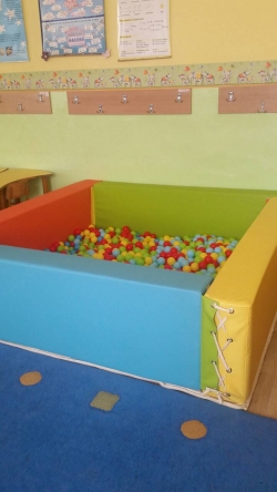 Ротари клуб Раднево дари сух басейн с меки топки за деца със СОП